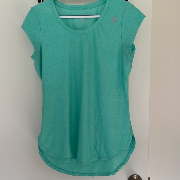 Bundle of rebook shirts like new! - Picture 3 of 6